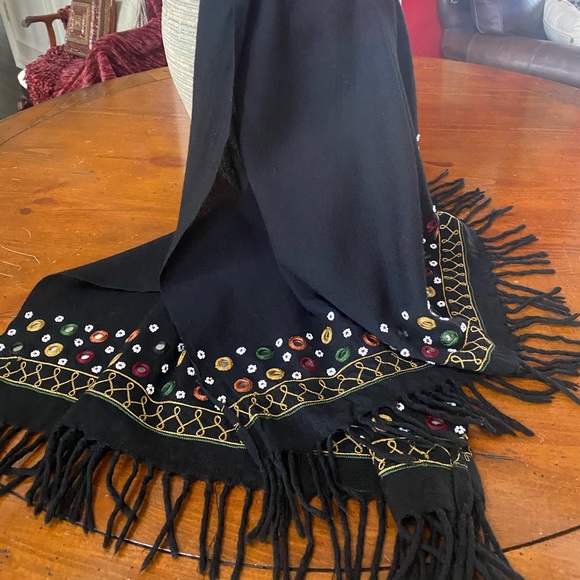 Beautiful soft wool full sized wrap/scarf with an intricate design 💝 - Picture 11 of 15